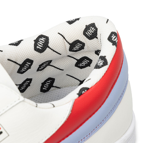 スニーカーの中敷きには、おなじみのカラスが・・・